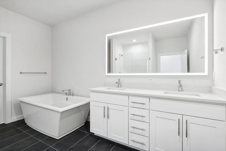 Willow Unit Bathroom with Tub and Dual Sinks