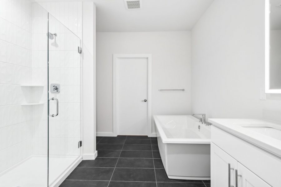 Willow Unit Bathroom with Tub and Shower